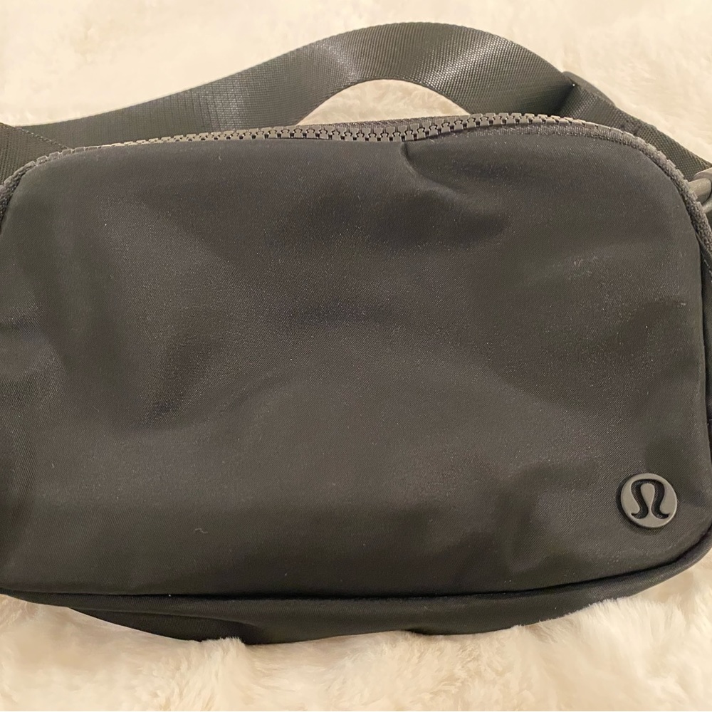 NWOT black lululemon bum bag